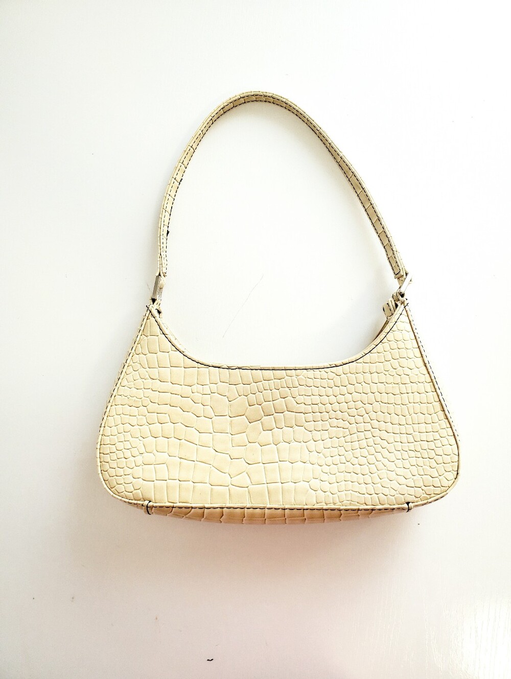 Elegant Cream Crocodile-Embossed Shoulder Bag